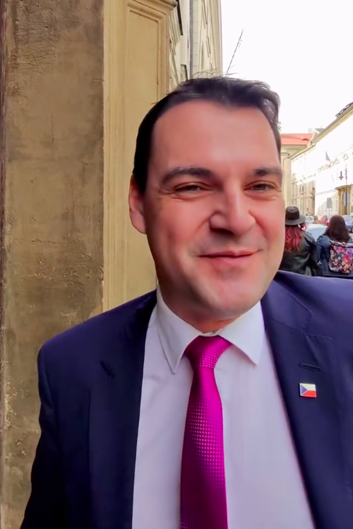FOTO: Žádala po něm omluvu za své výroky. – stránka 3