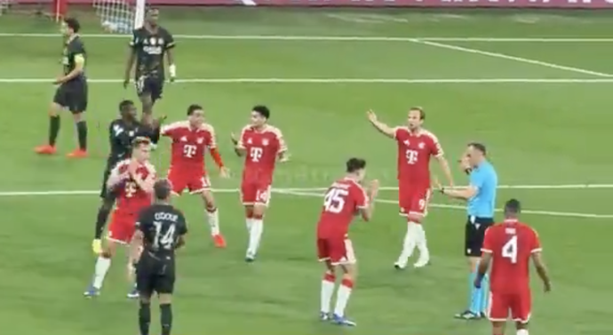 FOTO: Bayern se okamžitě začal dožadovat penalty. – stránka 5