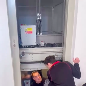 Záchranná akce v přímém přenosu.