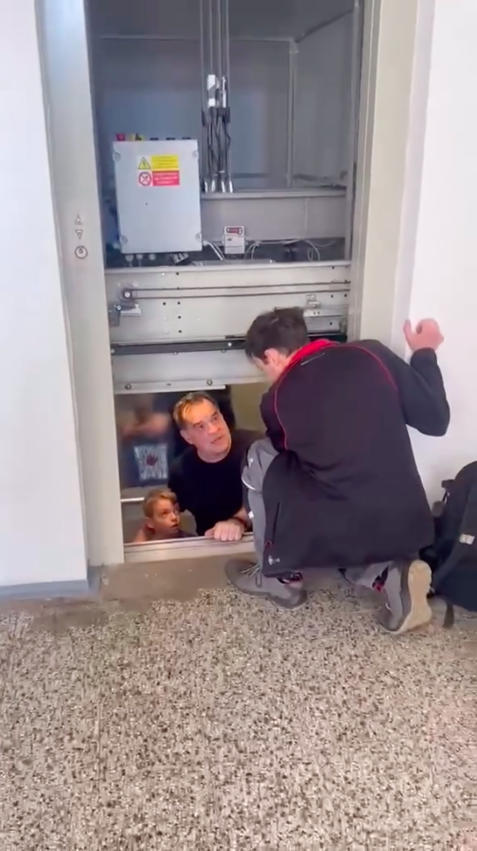 FOTO: Záchranná akce v přímém přenosu.
