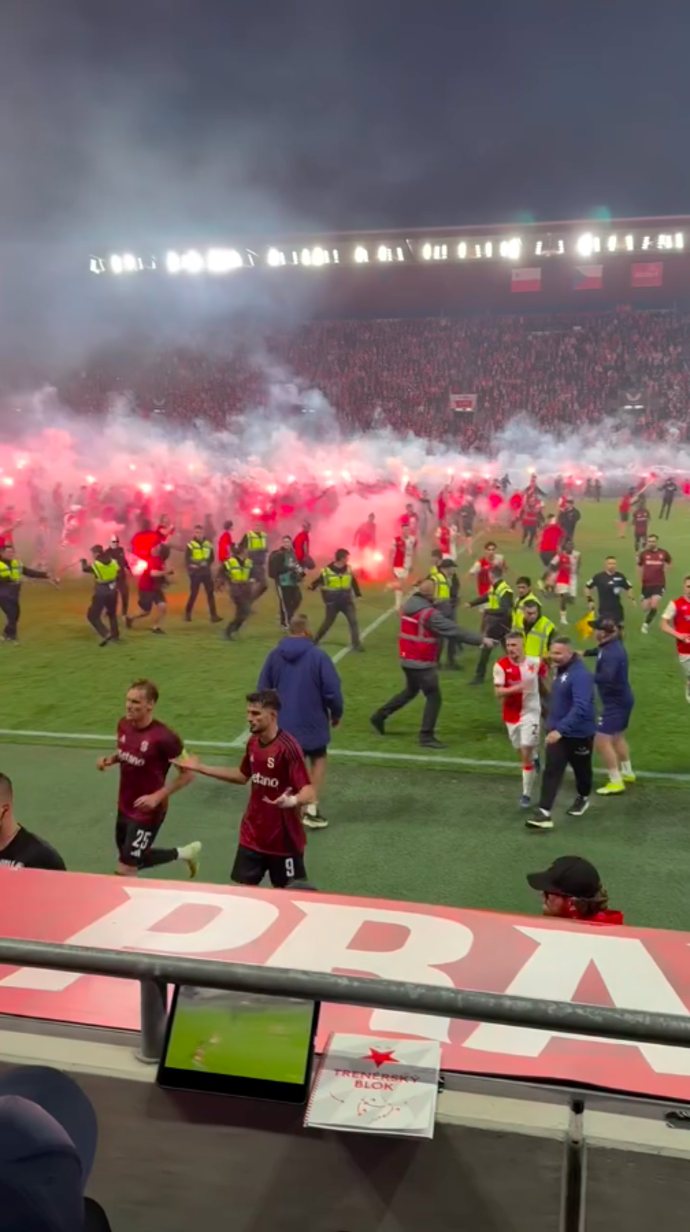 FOTO: Michal Suchánek natočil chaos z tribuny. – stránka 12