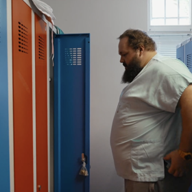 Tomáš Fremr pracuje jako zdravotní sestra v nemocnici.