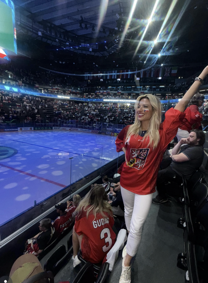 FOTO: Eva Perkausová si zápas Česko proti Slovensku užila. – stránka 3