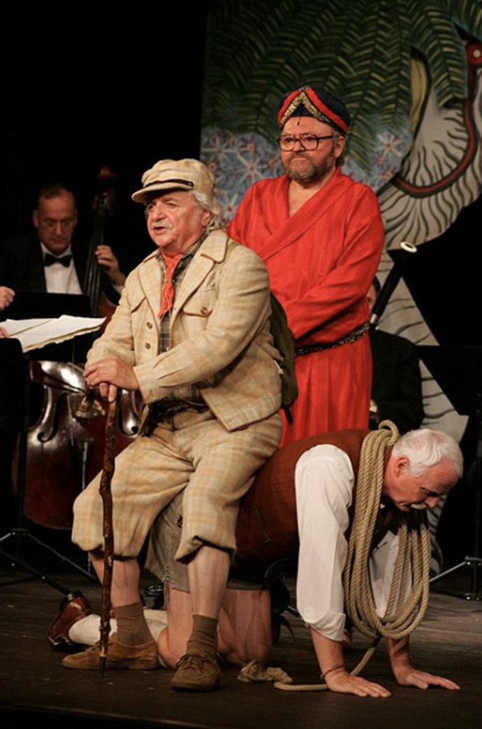 FOTO: Ladislav Smoljak, Petr Brukner a Jan Hraběta v Divadle Járy Cimrmana. – stránka 2