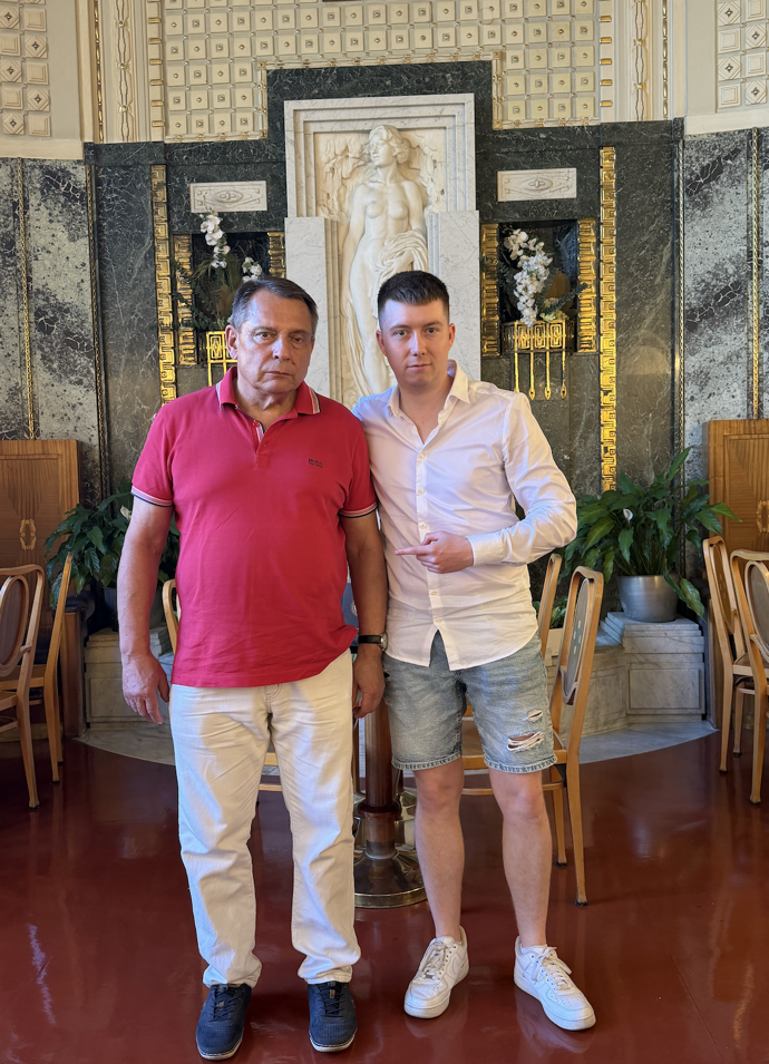 FOTO: Jakub Jíra s ex premiérem Jiřím Paroubkem. – stránka 10