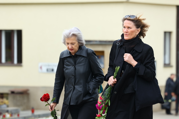 FOTO: Poslední rozloučení s hudebníkem Oskarem Petrem ve Strašnicích. – stránka 41