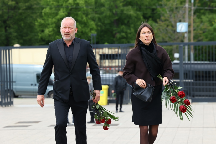 FOTO: Zpěvák David Koller na pohřbu. – stránka 39
