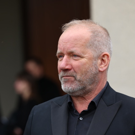 David Koller na pohřbu Oskara Petra.