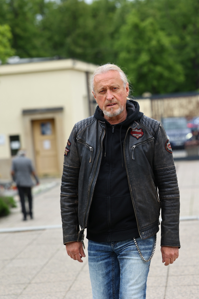 FOTO: Kamil Střihavka na pohřbu. – stránka 34