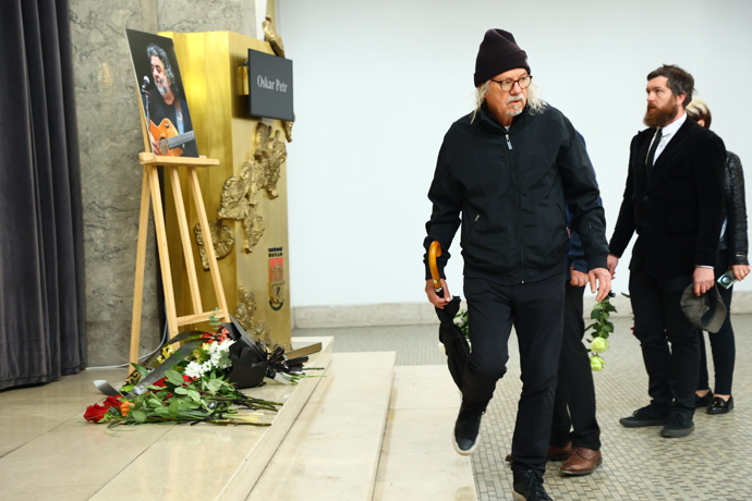 FOTO: Poslední rozloučení s hudebníkem Oskarem Petrem ve Strašnicích. – stránka 9