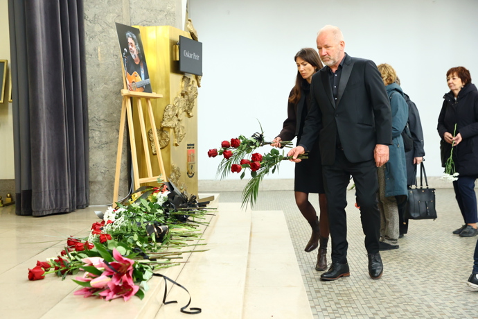 FOTO: Poslední rozloučení s hudebníkem Oskarem Petrem ve Strašnicích. – stránka 6