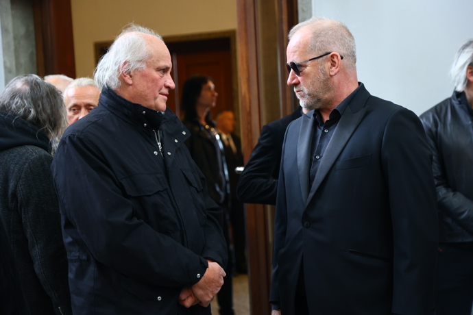 FOTO: Michael Kocáb a David Koller na pohřbu Oskara Petra. – stránka 2