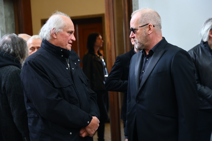 FOTO: Michael Kocáb a David Koller na pohřbu Oskara Petra. – stránka 1