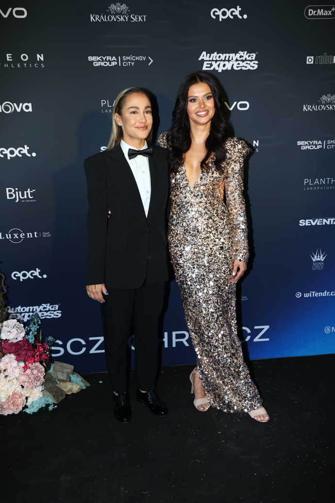 FOTO: Bára Mlejnková s hvězdnou Bachelora Karamelkou. – stránka 24