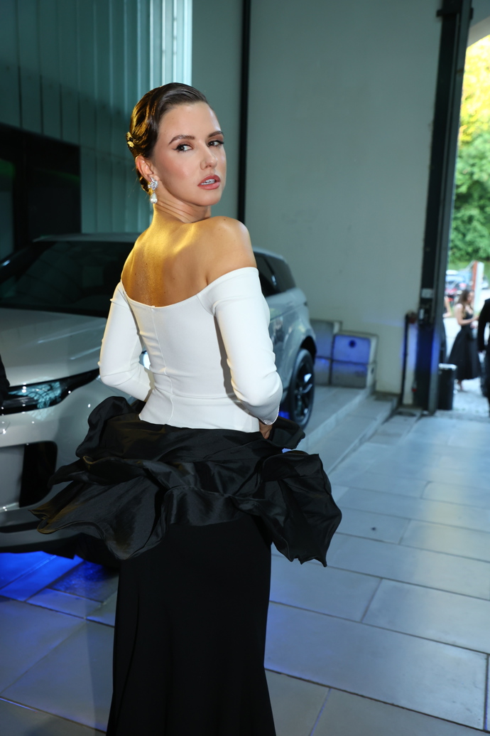 FOTO: Dominika Branišová vynesla elegantní atypické šaty. – stránka 5