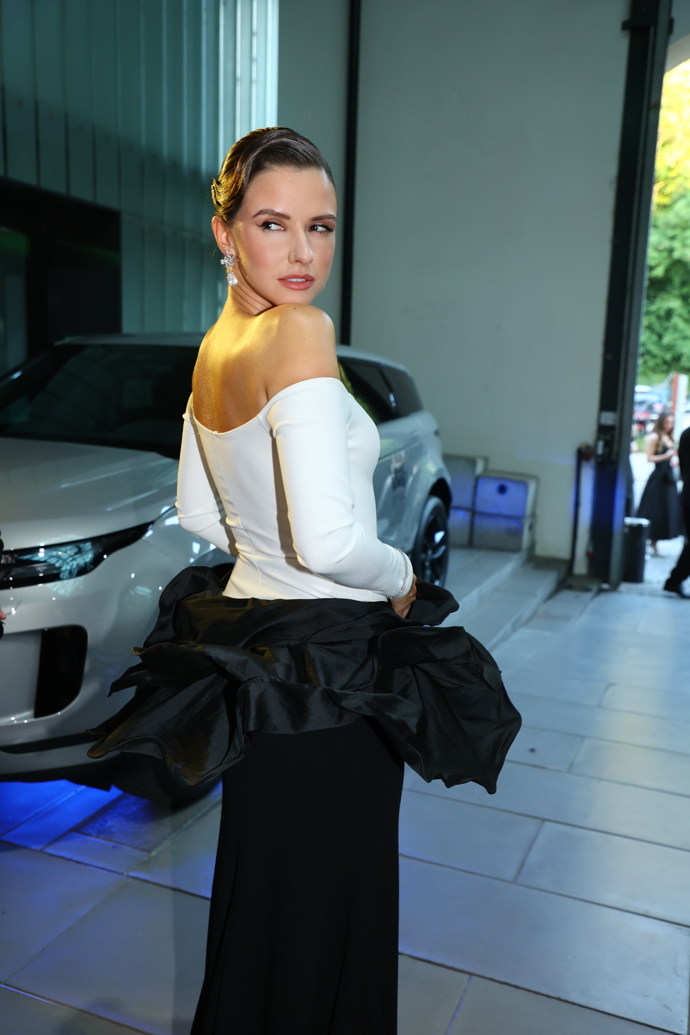 FOTO: Dominika Branišová vynesla elegantní atypické šaty. – stránka 4