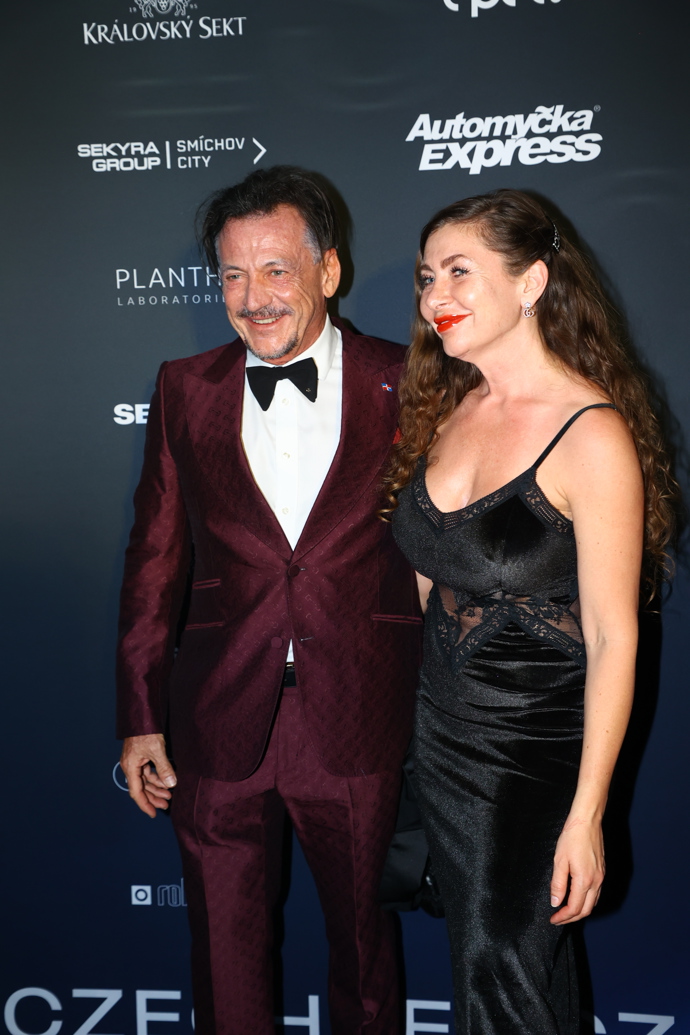 FOTO: Tatínek Dominique Alagie se svou ženou. – stránka 22