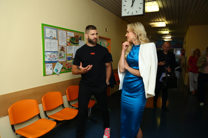 FOTO: Slavný bojovník přišel podpořit dětské oddělení. – stránka 10