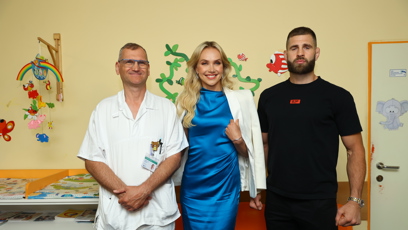 FOTO: Procházka s Tomanovou společně na dětském oddělení na Bulovce.
