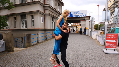 FOTO: Jiří zvedla Tomanovou do vzduchu.