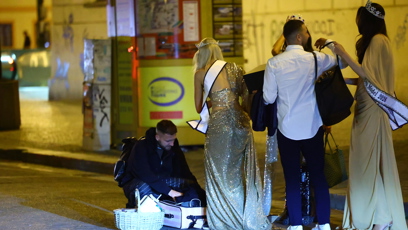 FOTO: Laura Anna Glozarová vybalila na ulici kufr.