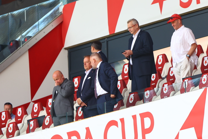 FOTO: Nechyběl šéf SK Slavia Praha Jaroslav Tvrdík. – stránka 47