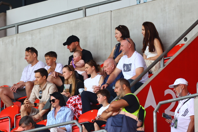 FOTO: Na tribuny se dostalo jen pár vyvolených. – stránka 46