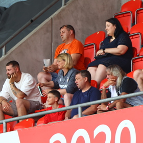 Zápas Slavie proti Plzně mohlo na stadionu Eden sledovat, jen pár vyvolených.