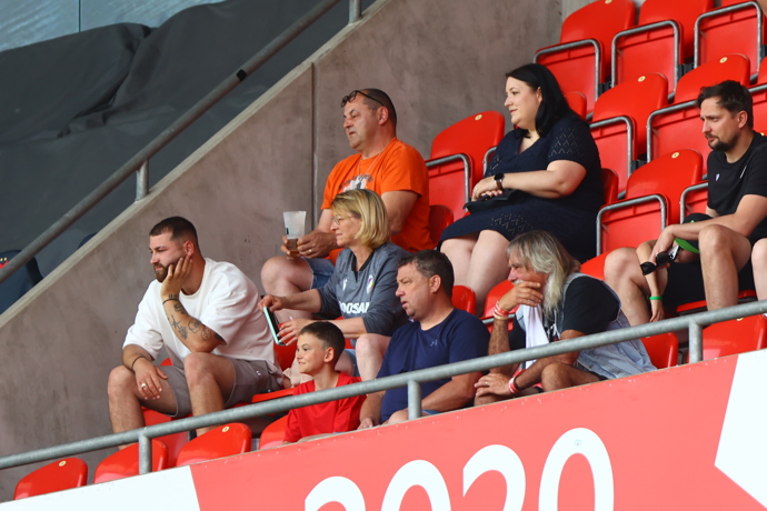 FOTO: Zápas Slavie proti Plzně mohlo na stadionu Eden sledovat, jen pár vyvolených. – stránka 45