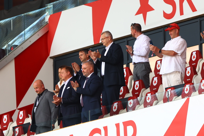 FOTO: Šéf Slavie Jaroslav Tvrdík si zápas Slavie proti Plzně podle všeho užíval. – stránka 44