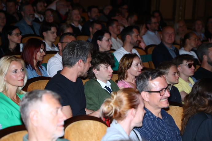 FOTO: Vojta Dyk vzal na premiéru rodinu.