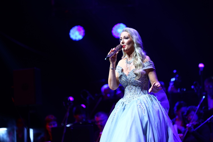 FOTO: Lenka Graf na pódiu. – stránka 20