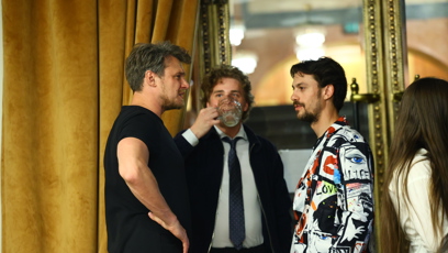 FOTO: Vojta Dyk zašel po premiéře za kolegy.
