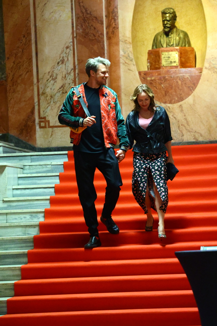FOTO: Vojta Dyk odcházel z Lucerny ruku v ruce se svou ženou. – stránka 2