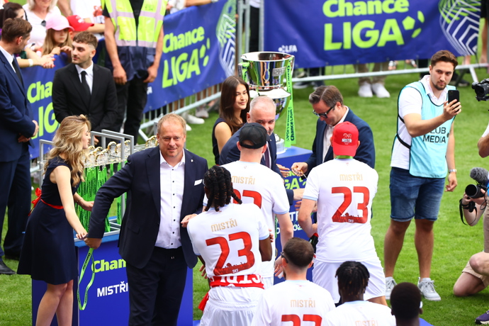 FOTO: Fotbalová Slavie slaví titul. – stránka 38