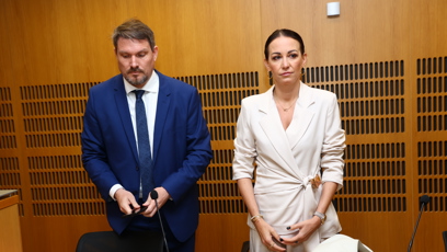 FOTO: Agáta Hanychová se svým právníkem.