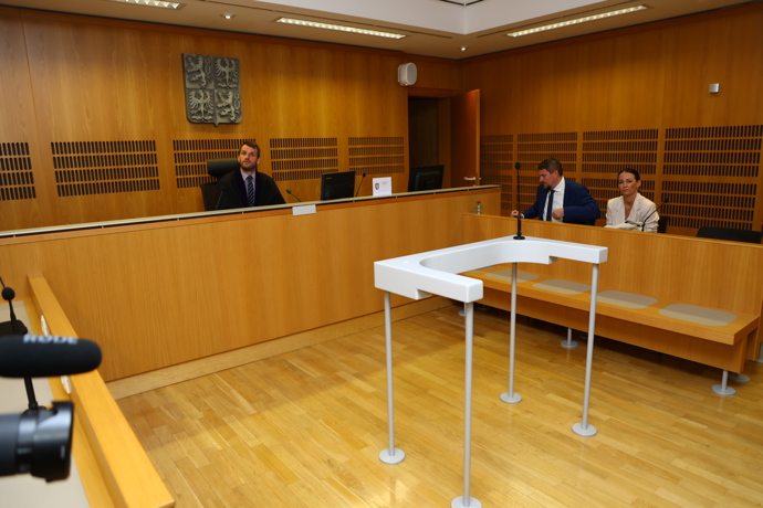 FOTO: Agáta Hanychová dorazila k soudu, kde se řešila pomluva Jaromíra Soukupa. – stránka 10