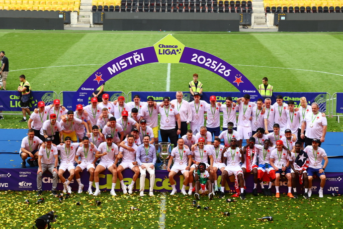 FOTO: Velkolepé oslavy zastínily prázdné tribuny. – stránka 32