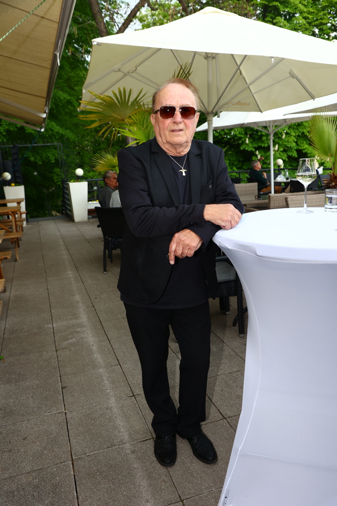 FOTO: Petr Janda si křest nenechal ujít. – stránka 31