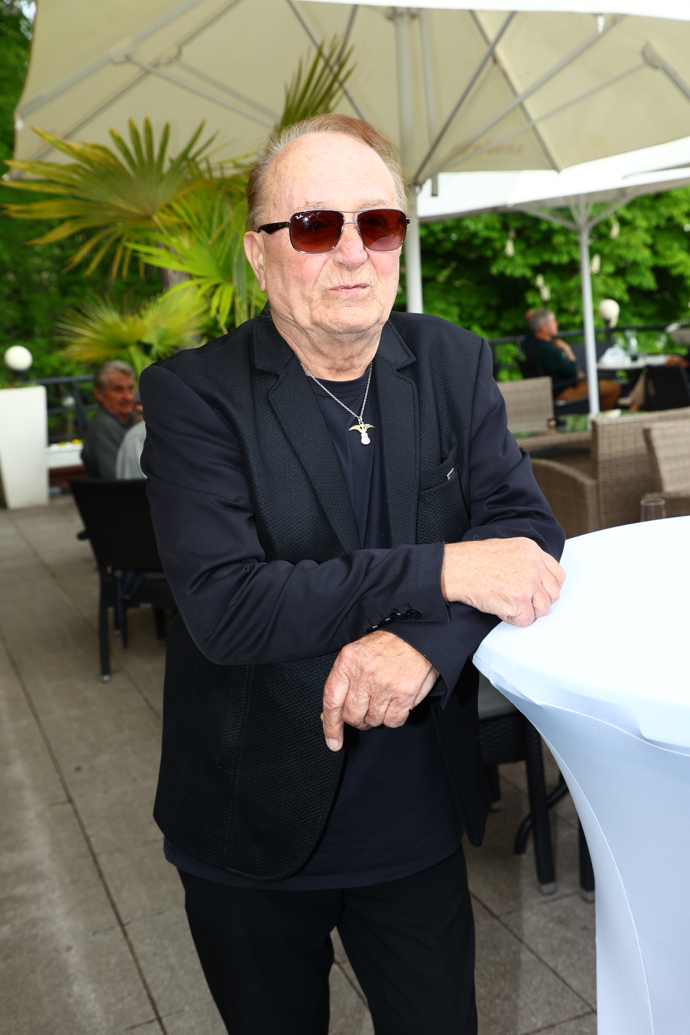FOTO: Zpěvák Petr Janda. – stránka 30