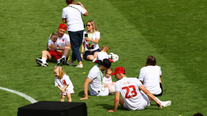 FOTO: Fotbalisté Slavie slavili se svými rodinami.