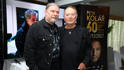 FOTO: Petr Kolář s Petrem Jandou pokřtili novou píseň.