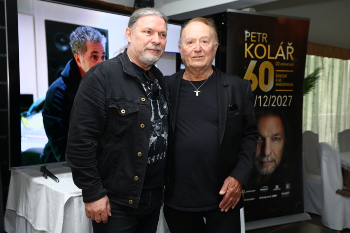 FOTO: Petr Kolář s Petrem Jandou pokřtili novou píseň. – stránka 28