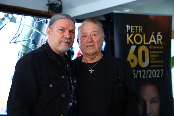 FOTO: Petr Kolář s Petrem Jandou. – stránka 27