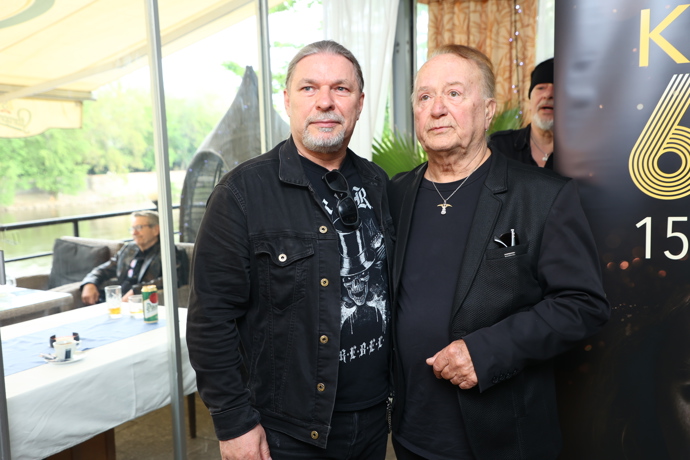 FOTO: Petr Kolář s Petrem Jandou na křtu jejich nového songu. – stránka 26