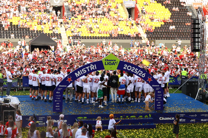 FOTO: SK Slavia Praha oslavila nakonec titul s fanoušky na hřišti. – stránka 23