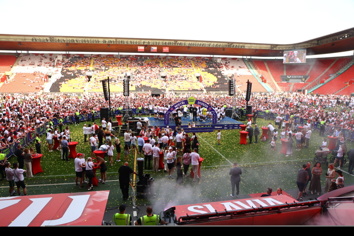 FOTO: SK Slavia Praha oslavila nakonec titul s fanoušky na hřišti. – stránka 22