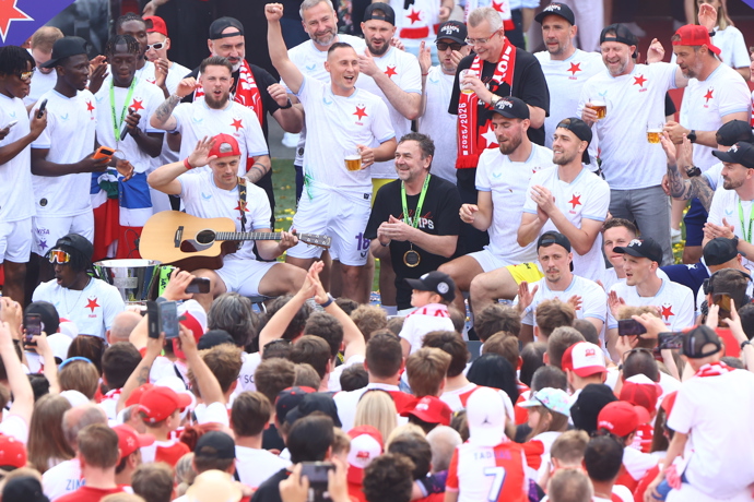 FOTO: Fotbalisté pražské Slavie se dočkali velkolepých oslav ligového titulu. – stránka 20