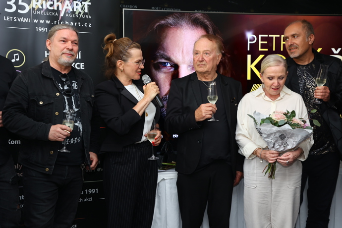 FOTO: Petr Kolář vydal nový singl s legendární skupinou Olympic. – stránka 7