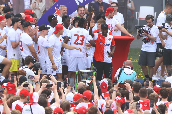 FOTO: Fotbalisté pražské Slavie se dočkali velkolepých oslav ligového titulu. – stránka 17